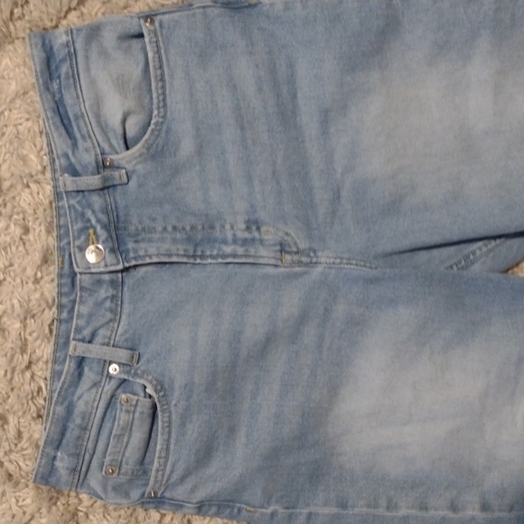 H&M DIVIDED Light Wash High Waisted MOM/BOYFRIEND CUT JEANS!! Like New! - Picture 3 of 7